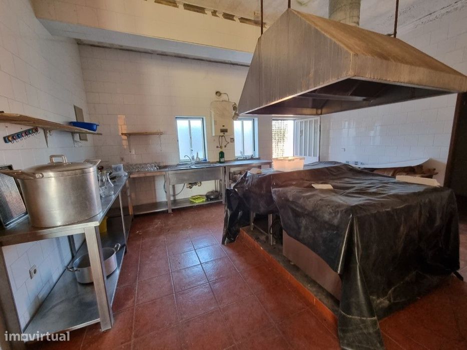 Restaurante licenciado e 1º piso com alojamento em construção