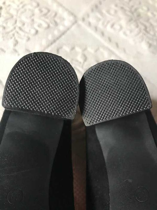 Sapatos pretos stilettos