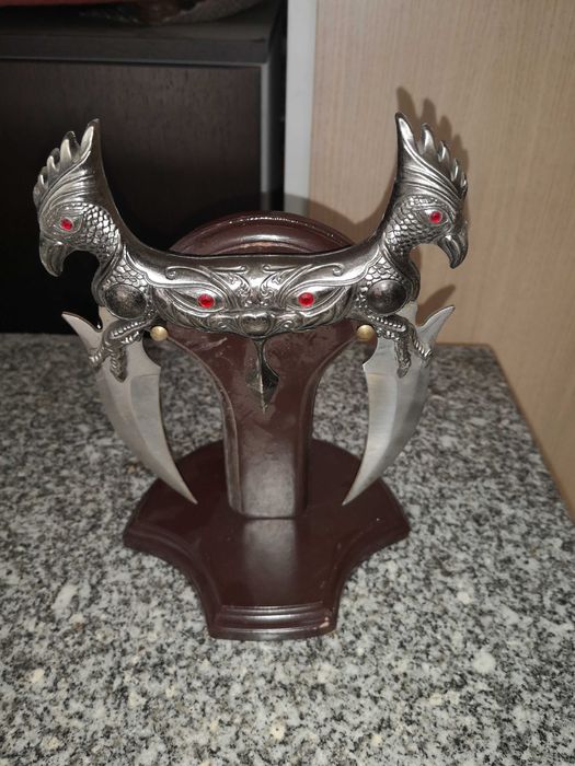 adaga de coleção com laminas curvas e invertidas