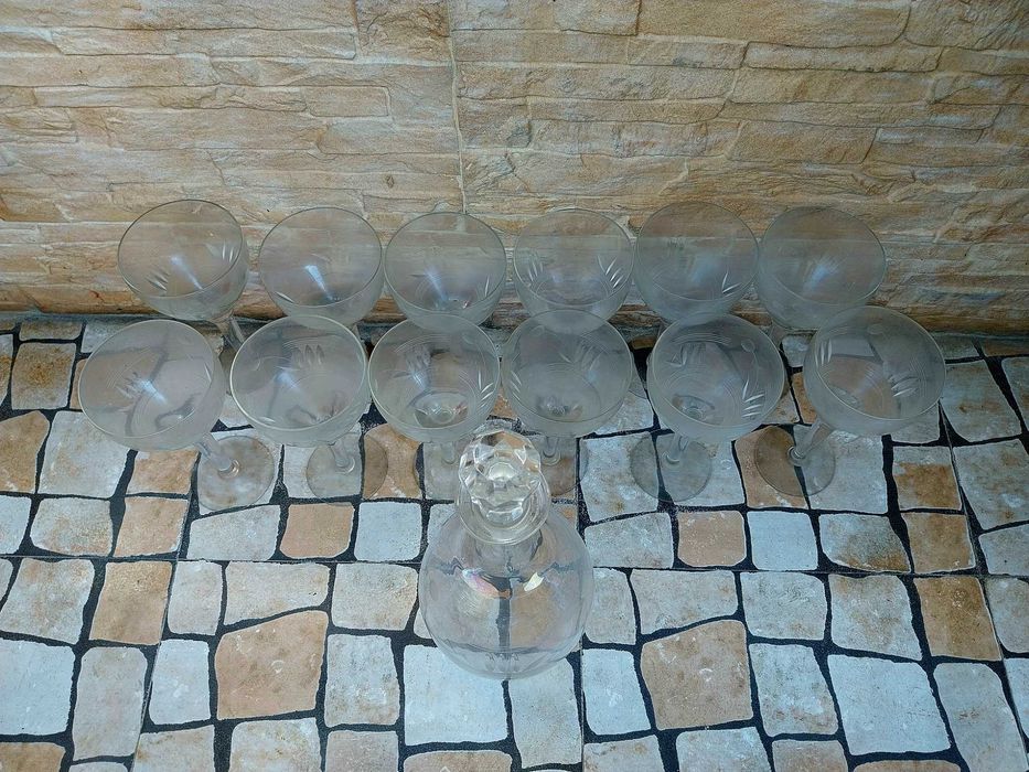 Garrafa e 12 Copos Vidro Antigos