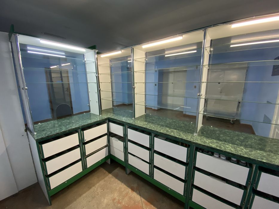 Вітрини / аптека / стелажи / полички /