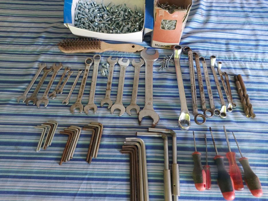 Parafusos de rosca para ferro e várias chaves de bocas e lunetas e cha