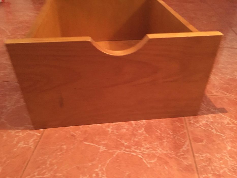 Armário em madeira maciça de pinho - espaçoso e resistente