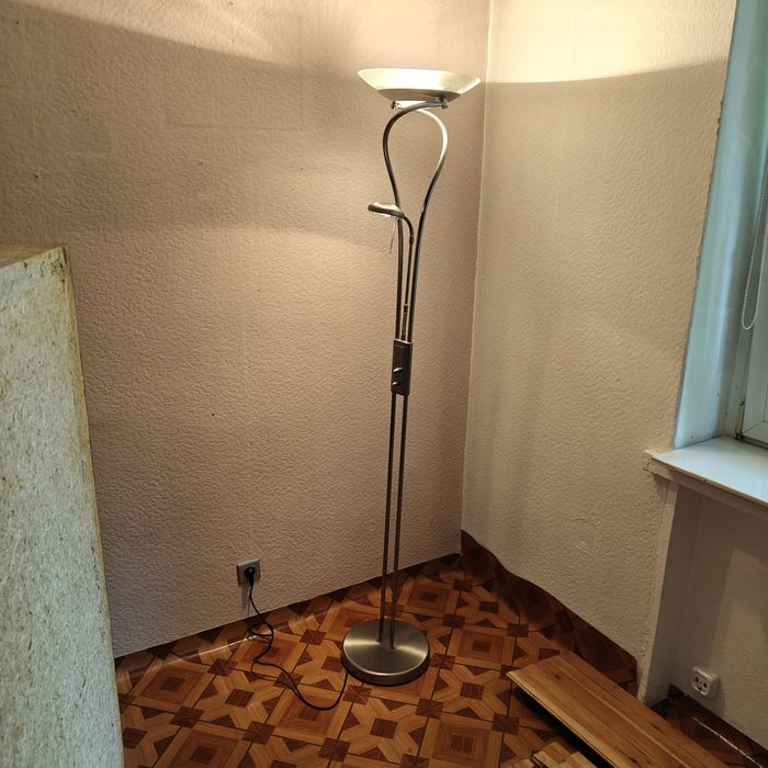 Lampa stojąca z regulacją