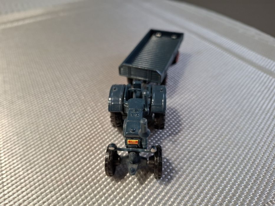 Siku traktor z przyczepą model