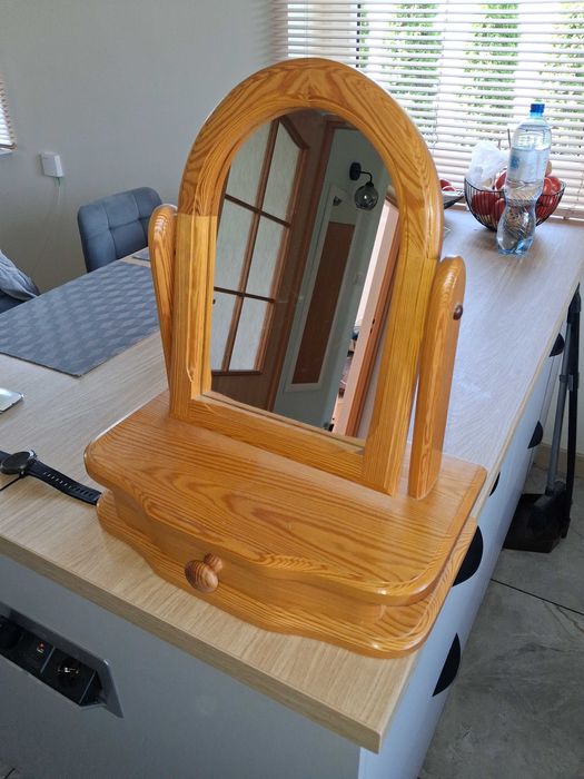 Lustro małe z szufladą