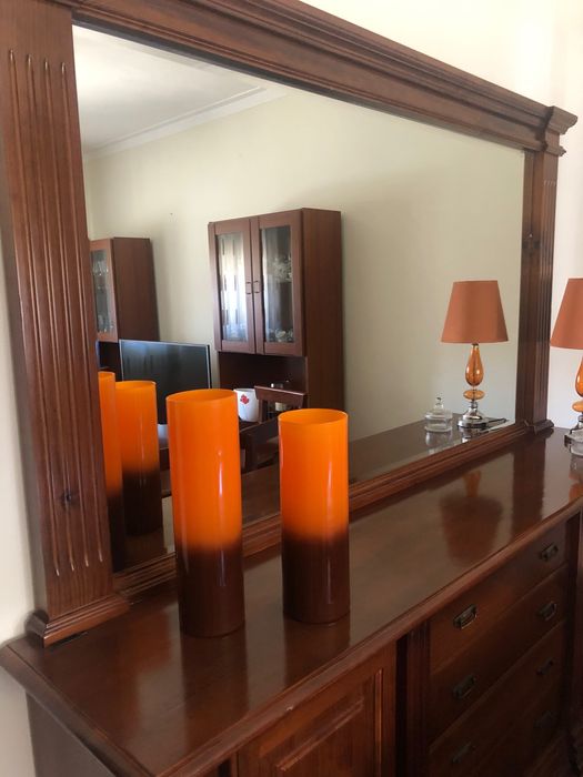 Aparadores e mesa de jantar em bom estado