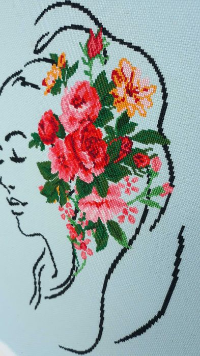 Вишита картина Дівчина і Квіти