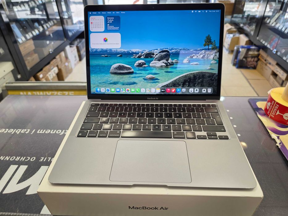 Macbook Air 13 2020/ Apple M1/ 8GB DDR4/ 256GB/ 409 cykli ładowania/ Grade B/ Space Gray/ technicznie OK/ GW 6 MSC