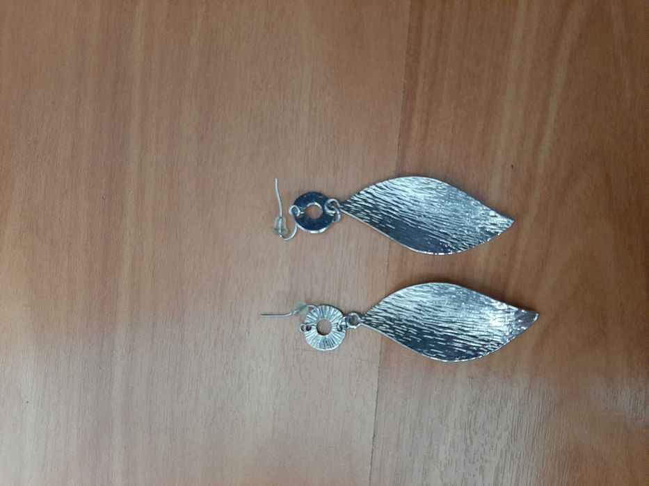 Várias peças de bijuteria