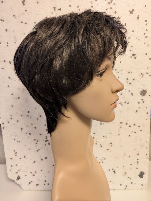Peruka Krótkie włosy – fryzura bob/pixie, elegancka, ładnie ułożona.