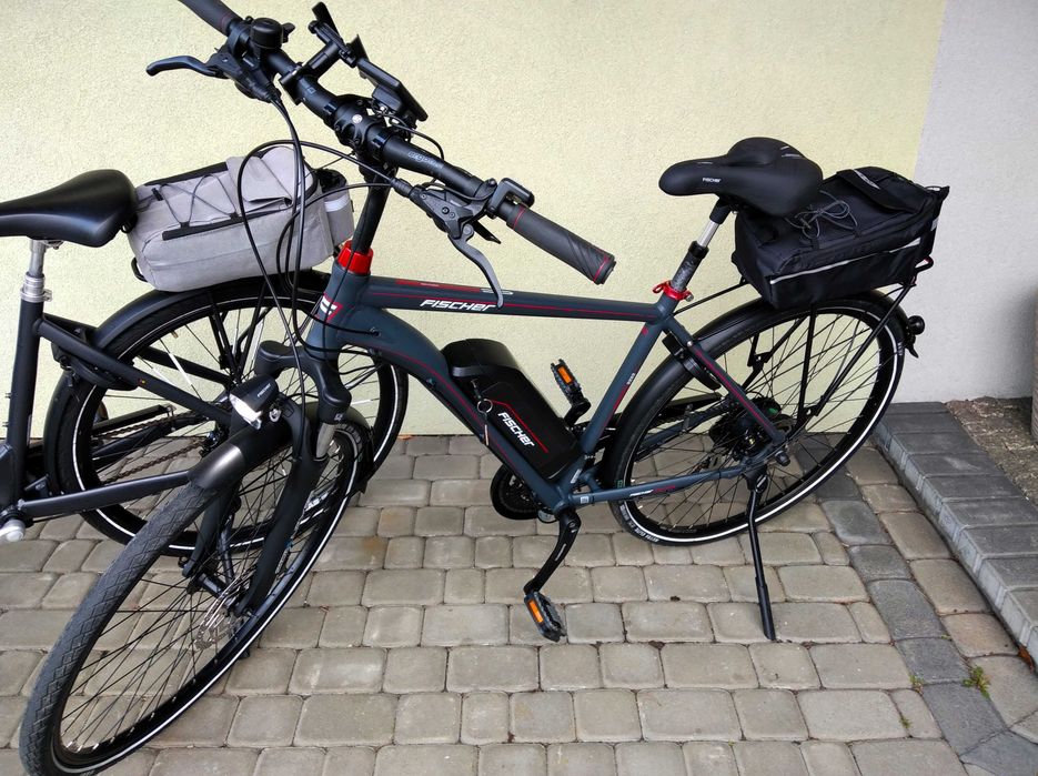 Dwa elektryczne rowery trekingowe