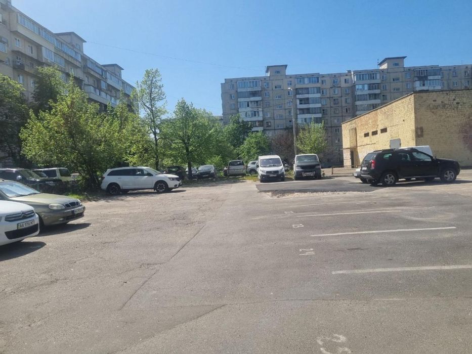 Оренда паркомісця вул. Ореста Левицького,3
