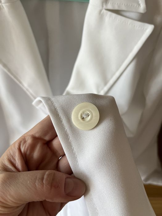 Biała elegancka marynarka damska