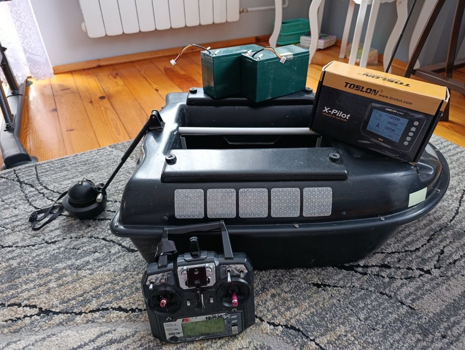 Łódka zanętowa z GPS i echosondą