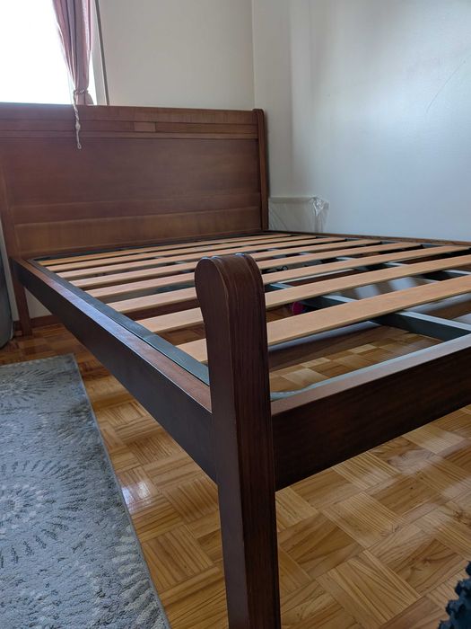 Cama de madeira com colchão - em muito bom estado 140x195 cm