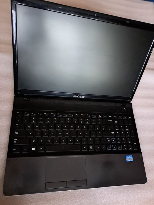 Samsung  NP 300. Core i5.  Grafika NVIDIA GeForce GT 620M.