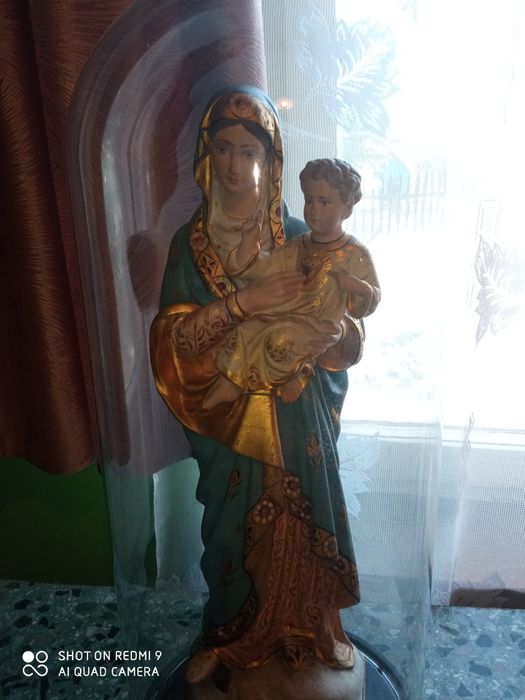 Figurka Matki Bożej z Dzieciątkiem
