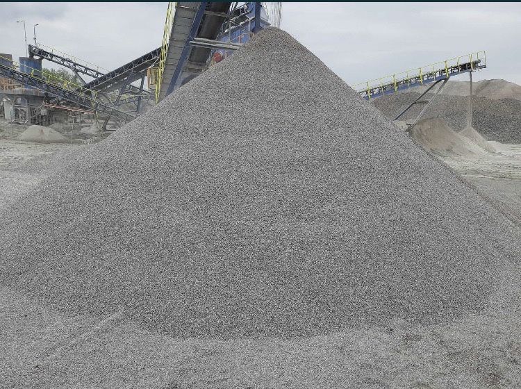 Песок и щебень . Доставка по городу и области