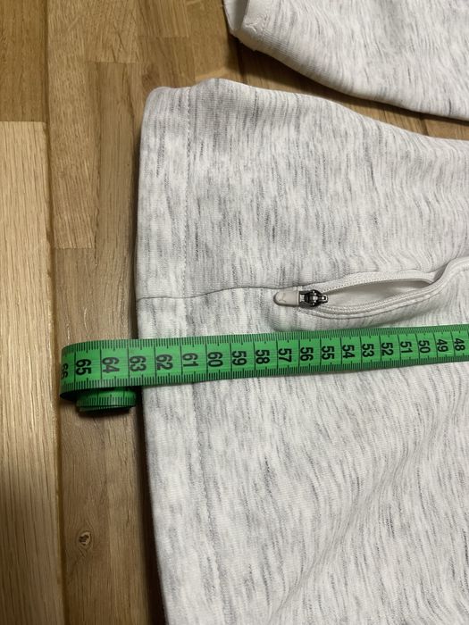 Стильна сіра кофта з капюшоном від бренду Puma.