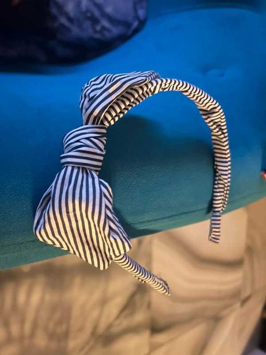 Opaska w paski z wiązaniem