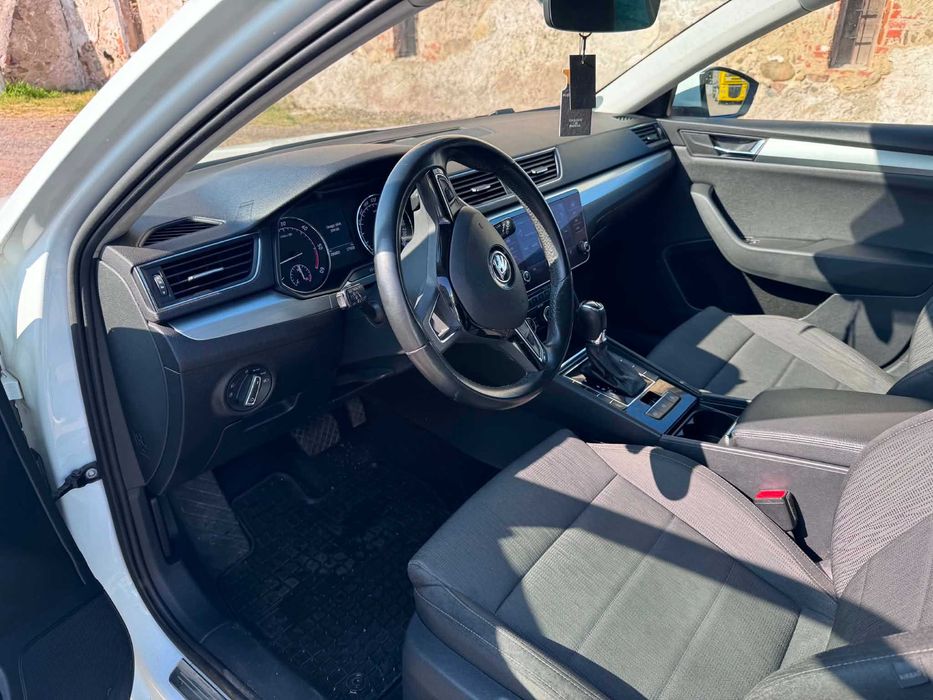 samochód osobowy SKODA SUPERB