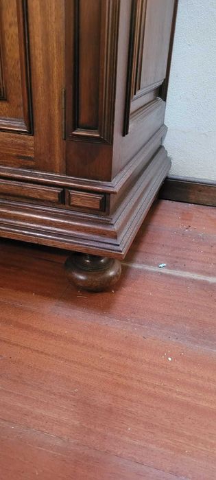 Roupeiro em madeira maciça (castanho) em excelente estado.