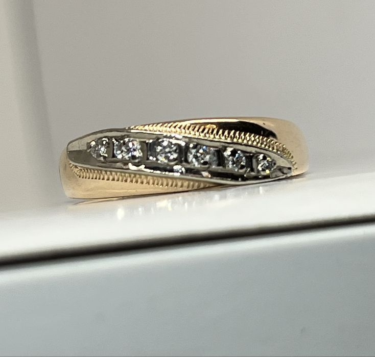 Золота каблучка з діамантами,обручка.Золотое кольцо с бриллиантами.