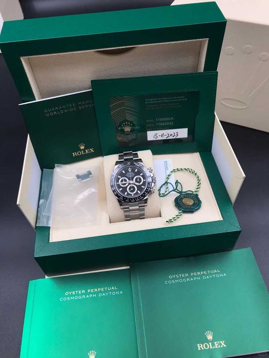 nowy modny zegarek analogowy