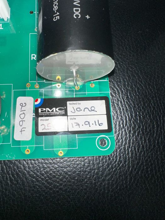 Zwrotnice i głośniki wysokotonowe z kolumn podłogowych  PMC Twenty5.26