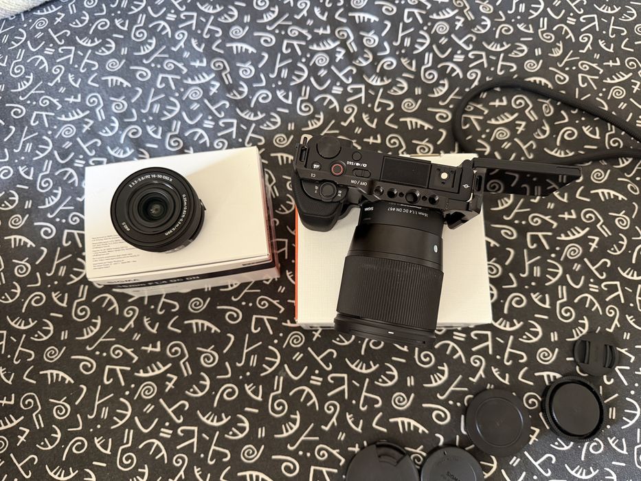 Sony ZV-E10 + Sigma 16mm f/1.4 + 16-50mm + Cage SmallRig + SD 256GB