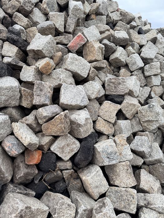 Kamienie granitowe okolo 20x20