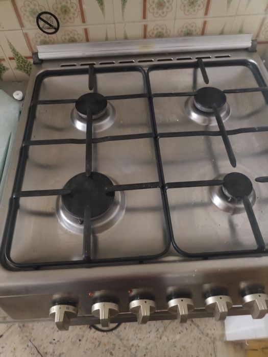 Fogão a trabalhar impecável placa a gaz e forno elétrico com 3 anos