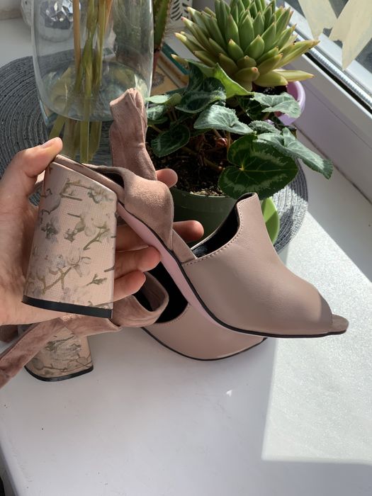 Шкіряні босоніжки Estro