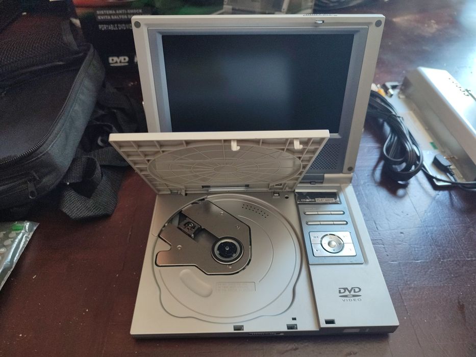 DVD portátil com televisão.