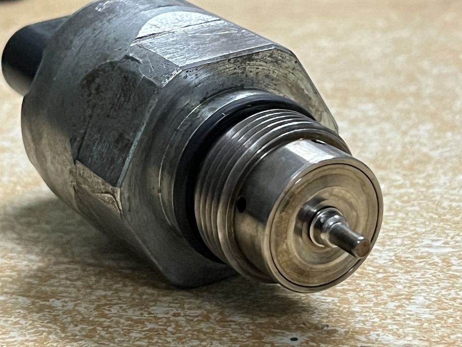 Клапан регулювання тиску палива 1.6 03l130764a під реставрацію