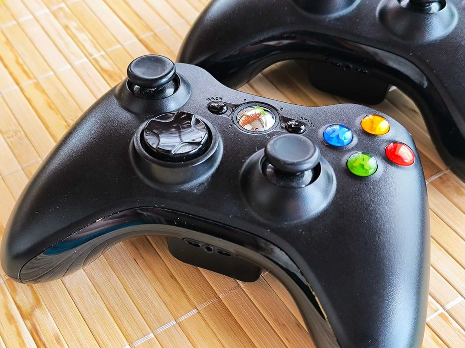 Два геймпади Xbox 360, бездротовий адаптер, кабель Play and Charge Kit