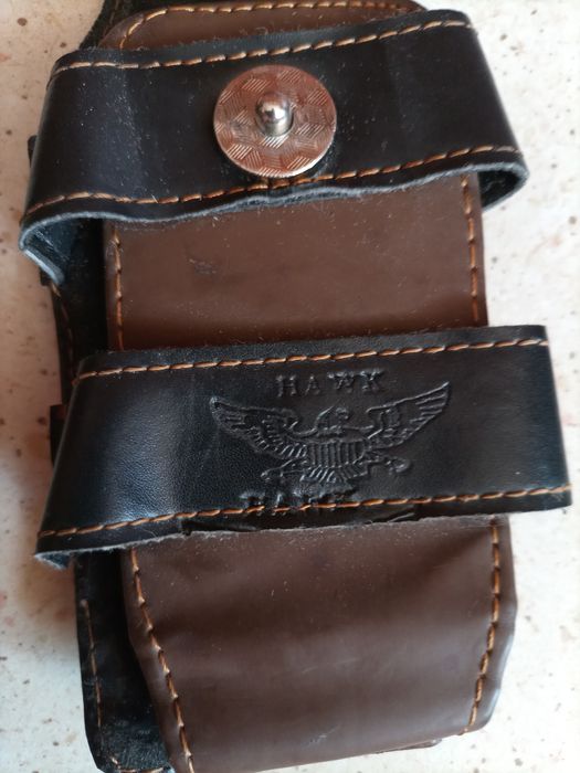 Markowe skórzane etui na stary telefon HAWK.