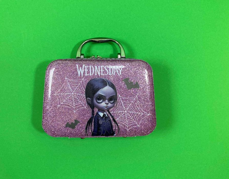 Детская косметика в чемодане венздей