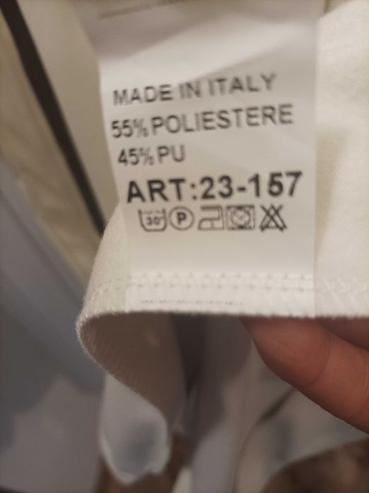 Płaszcz damski długi ze sztucznej skóry śmietankowy.