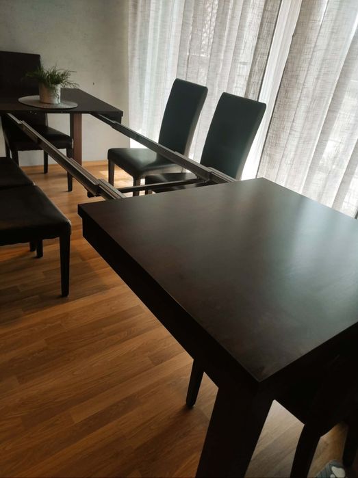 Duży stół z krzesłami