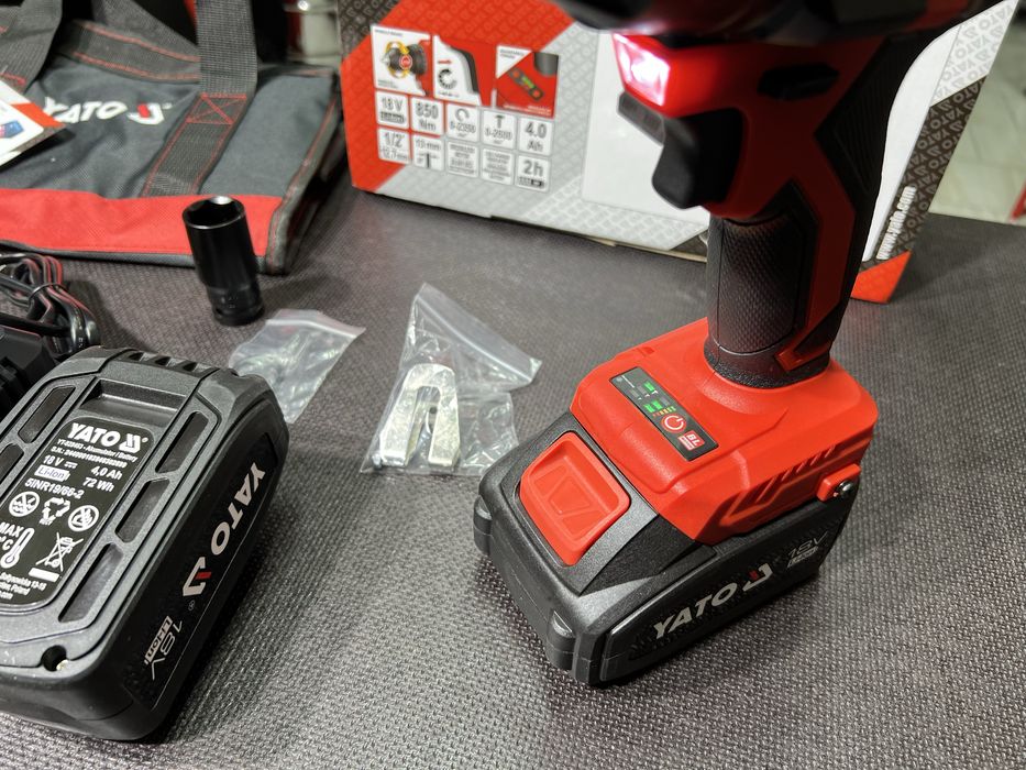 Бесщеточный аккумуляторный ударный гайковерт YATO YT-8277935 Комплект