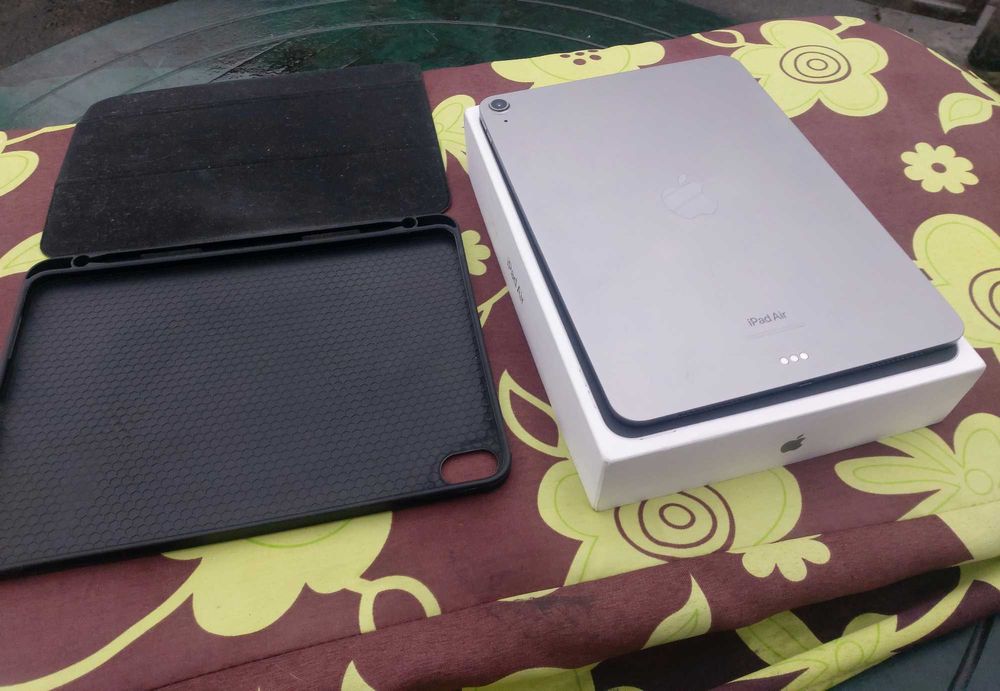 iPad Air 11 M2 128gb Сірий, 2 царапинки, майже новий, 135 перезарядів