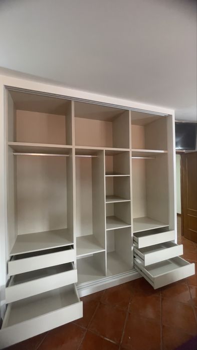 Roupeiros e cozinhas por mediada