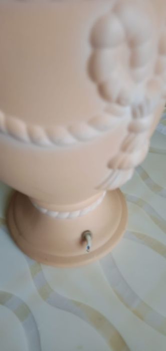 Ceramiczny postument lampy w stylu greckim
