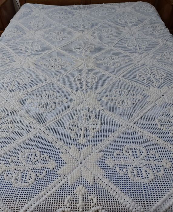 Colcha em renda feita à mão