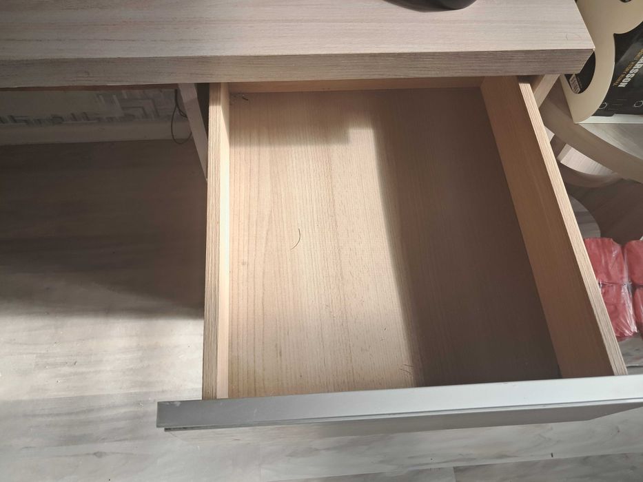 oddam biurko do nauki do komputera (laptop)