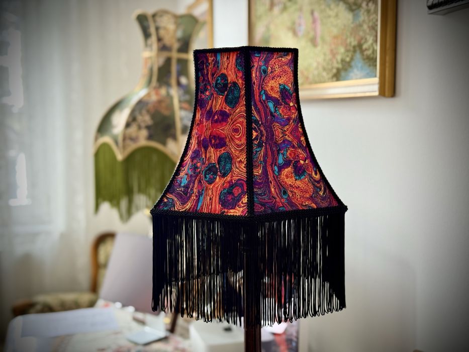 Lampa stołowa z kolorowym, ręcznie szytym abażurem. Rękodzieło.