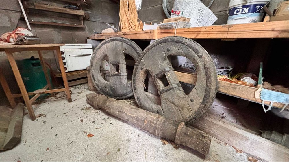 Duas rodas de carro de bois com eixo