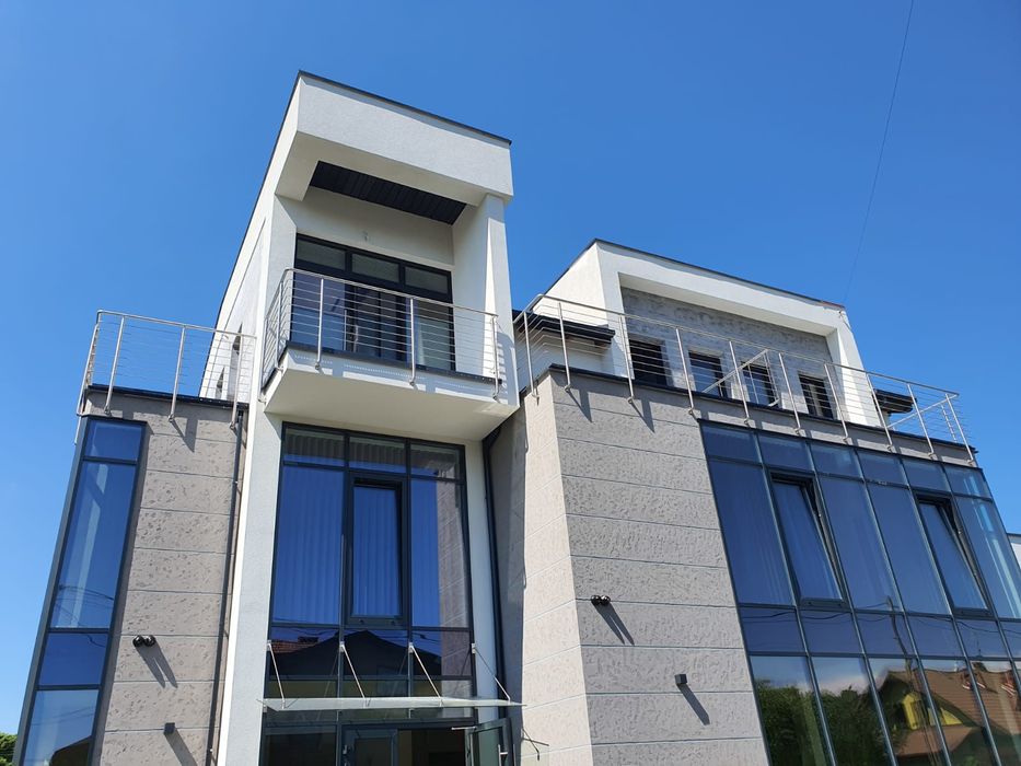 Balustrady ze stali nierdzewnej, malowane.